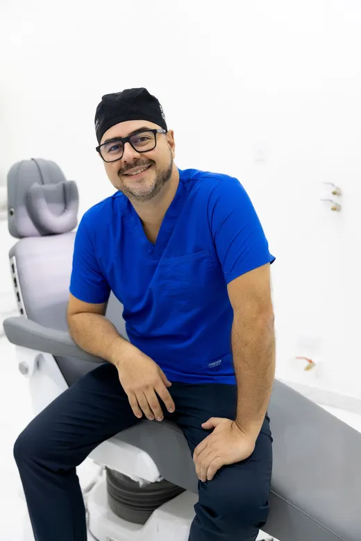Retrato del Dr. Juan José Hernández Herrera, cirujano oral y maxilofacial